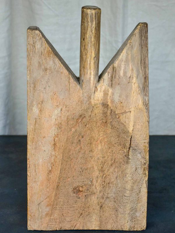 Antique French cutting board with pointed shoulders 17 ¾   Supply