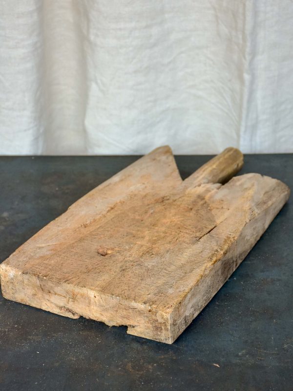 Antique French cutting board with pointed shoulders 17 ¾   Supply