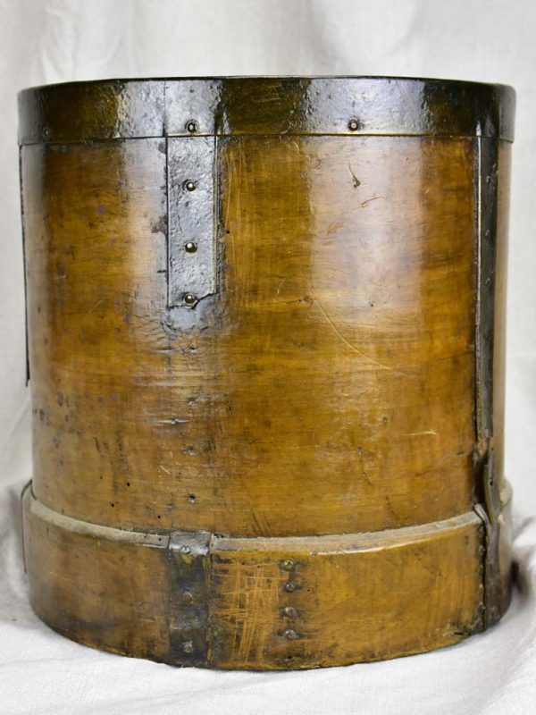 Late 19th Century grain measuring bucket - wooden For Discount