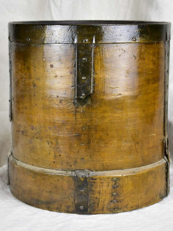 Late 19th Century grain measuring bucket - wooden For Discount