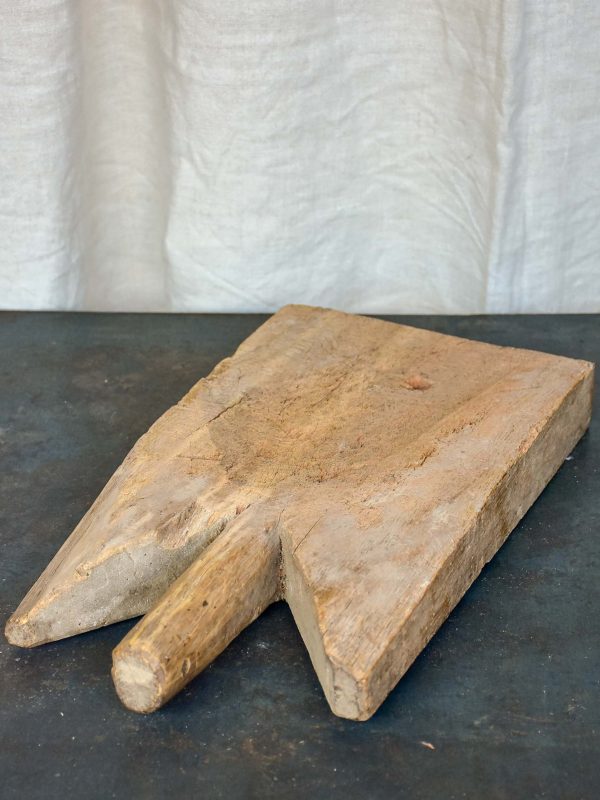 Antique French cutting board with pointed shoulders 17 ¾   Supply