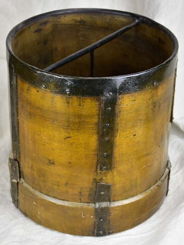 Late 19th Century grain measuring bucket - wooden For Discount