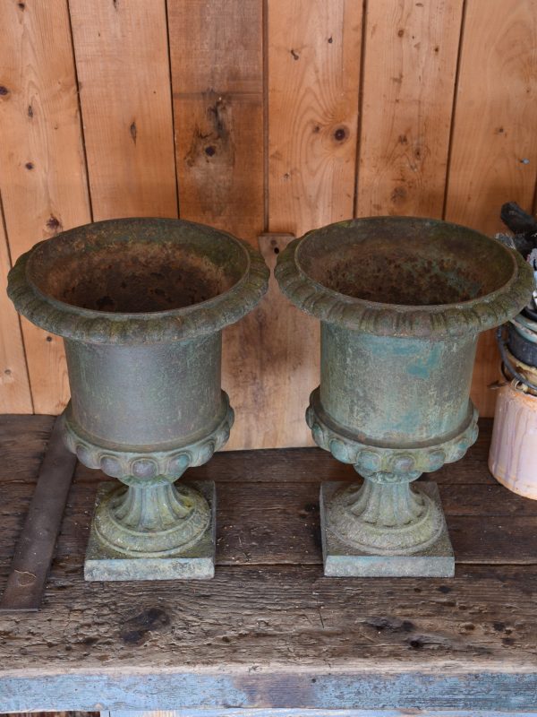 Pair of antique Medici urns with dark green patina For Cheap