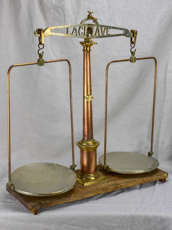 Late 19th Century French pharmacy scales - La Cave Discount